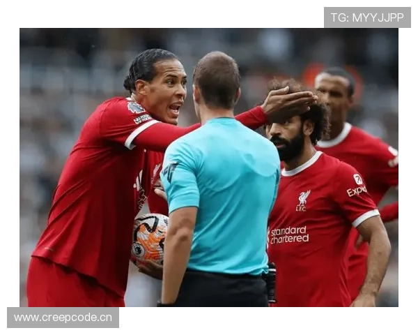 范迪克这生活，比赛里冷冰冰，出门却像豪宅派对常客啊！