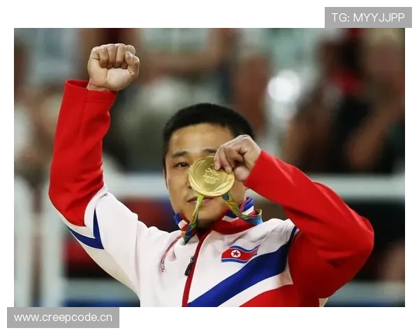 孔令辉背着普通帆布包在楼下买菜，那张领奖台表情和现在完全是两个人