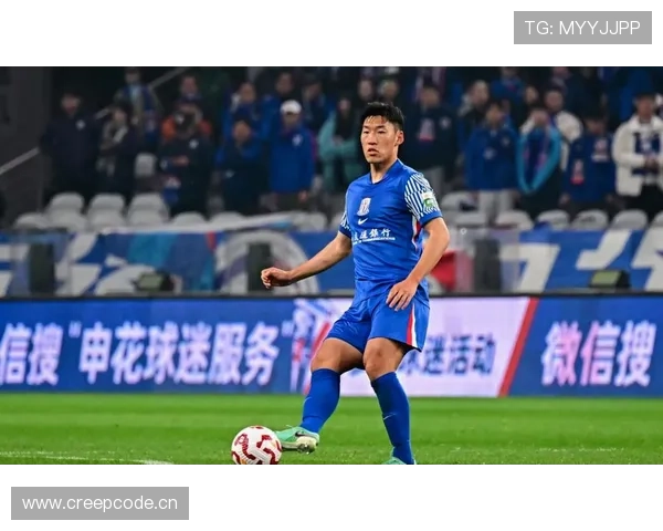 刚刷到蒋圣龙的街拍，腰上那几样东西比我两个月房租还贵—心态炸了