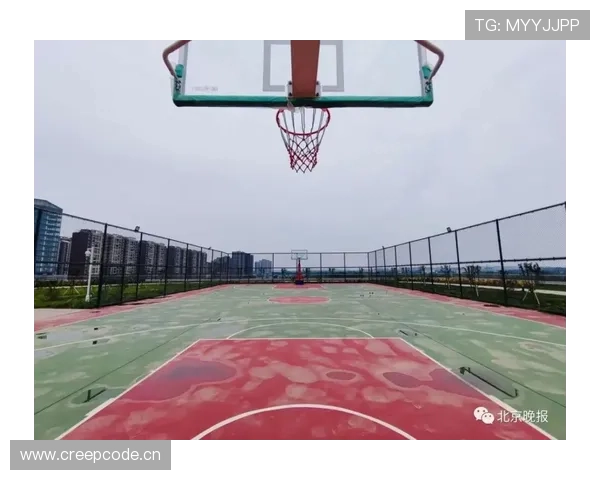 贾一凡居然在训练场边喝着限量版咖啡，谁告诉我这篮球场是咖啡厅？