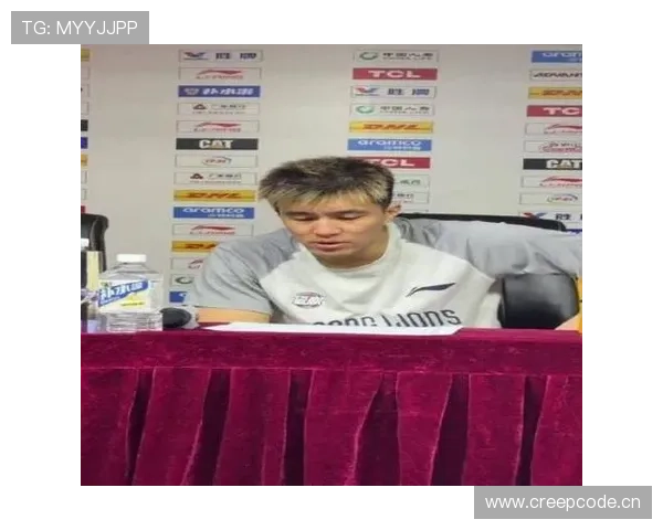 郭艾伦下豪车拐进小巷吃早点，坐那儿比邻居还接地气，笑死我了